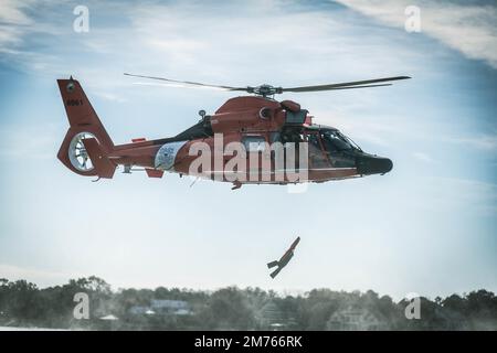 EIN US-AMERIKANISCHER Coast Guard Eurocopter MH-65 Dolphin Helicopter von Air Station Savannah schwebt während des Hubschraubertrainings im Hafen von Charleston, South Carolina, 5. Januar 2023. Die Besatzung trainiert routinemäßig für Hebevorrichtungen, falls eine medizinische Evakuierung in der Praxis erforderlich ist. (USA Air Force Photo von Staff Sgt. Joseph P. LeVeille) Stockfoto