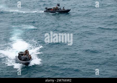 NATUNA SEA (7. Januar 2023) – Marines, die einem Marine-RAID-Force-Zug (MRF) zugeteilt wurden, begannen an Bord der Amphibien-Transportanlage USS Anchorage (LPD 23) und kehrten von einer VBSS-Trainingsübung (Visit, Board, Search, and seizure) an Bord der mobilen Stützstelle Lewis B. Puller-Klasse USS Miguel Keith (ESB 5. Januar) zurück (ESB 7). Durch die Synchronisierung der komplementären Fähigkeiten der 13. Marineexpeditionstruppe (MEU) und der USS Anchorage wird der traditionelle Einfluss der Meeresenergie verstärkt, um eine wettbewerbsfähigere und tödlichere Kraft zu erzeugen. Die Makin Island Amphibious Ready Group, bestehend aus einem amphibischen Angriffsschiff USS Ma Stockfoto