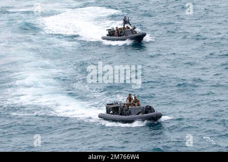 NATUNA SEA (7. Januar 2023) – Marines, die einem Marine-RAID-Force-Zug (MRF) zugeteilt wurden, begannen an Bord der Amphibien-Transportanlage USS Anchorage (LPD 23) und kehrten von einer VBSS-Trainingsübung (Visit, Board, Search, and seizure) an Bord der mobilen Stützstelle Lewis B. Puller-Klasse USS Miguel Keith (ESB 5. Januar) zurück (ESB 7). Durch die Synchronisierung der komplementären Fähigkeiten der 13. Marineexpeditionstruppe (MEU) und der USS Anchorage wird der traditionelle Einfluss der Meeresenergie verstärkt, um eine wettbewerbsfähigere und tödlichere Kraft zu erzeugen. Die Makin Island Amphibious Ready Group, bestehend aus einem amphibischen Angriffsschiff USS Ma Stockfoto