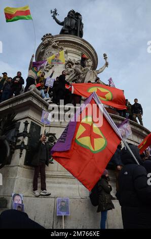 Énorme manifestation de la diaspora Kurde à Paris, pour le 10 ème anniversaire de l'assassinat de 3 militantes Kurdes par les Services Secrets Turcs Stockfoto