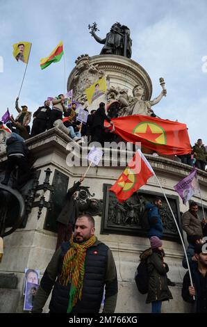 Énorme manifestation de la diaspora Kurde à Paris, pour le 10 ème anniversaire de l'assassinat de 3 militantes Kurdes par les Services Secrets Turcs Stockfoto