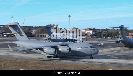 Piloten aus dem 437. Airlift Flügel Taxi C-17 Globemaster III vor einer Mission Generation Übung in Joint Base Charleston, South Carolina, 5. Januar 2023. Der 437. Airlift Wing, zusammen mit Armee-, Marine- und Luftwaffeneinheiten, nutzte die nahtlose Integration von Kampfkapazitäten. (USA Air Force Photo von Staff Sgt. Dawn M. Weber) Stockfoto