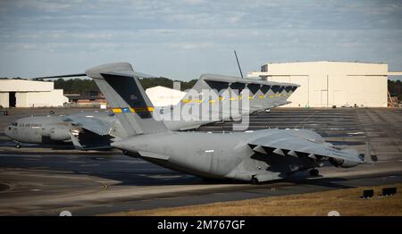 Piloten aus dem 437. Airlift Flügel Taxi C-17 Globemaster III vor einer Mission Generation Übung in Joint Base Charleston, South Carolina, 5. Januar 2023. Der 437. Airlift Wing, zusammen mit Armee-, Marine- und Luftwaffeneinheiten, nutzte die nahtlose Integration von Kampfkapazitäten. (USA Air Force Photo von Staff Sgt. Issac Saunders) Stockfoto