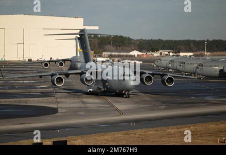 Piloten aus dem 437. Airlift Flügel Taxi C-17 Globemaster III vor einer Mission Generation Übung in Joint Base Charleston, South Carolina, 5. Januar 2023. Der 437. Airlift Wing, zusammen mit Armee-, Marine- und Luftwaffeneinheiten, nutzte die nahtlose Integration von Kampfkapazitäten. (USA Air Force Photo von Staff Sgt. Issac Saunders) Stockfoto