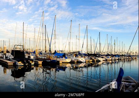 Segelboote stehen auf ihren Long Beach Docks hintereinander. Stockfoto