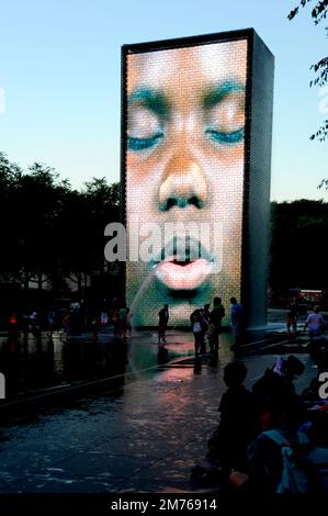 Der interaktive Crown Fountain im Chicagoer Millennium Park ist ein interaktives Werk öffentlicher Kunst und Videos. Stockfoto