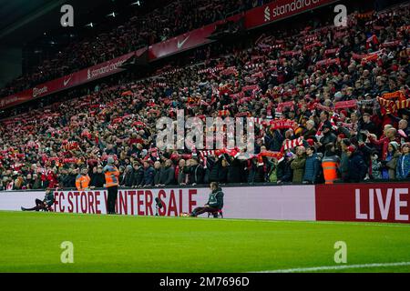 Liverpool-Fans begrüßen die Spieler vor dem Emirates FA Cup, drittes Spiel Liverpool vs Wolverhampton Wanderers in Anfield, Liverpool, Großbritannien, 7. Januar 2023 (Foto: Steve Flynn/News Images) Stockfoto