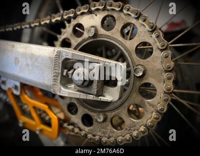 Detaildarstellung der Motorradkette und des hinteren Zahnrads. Kettenräder von Motorrädern Stockfoto