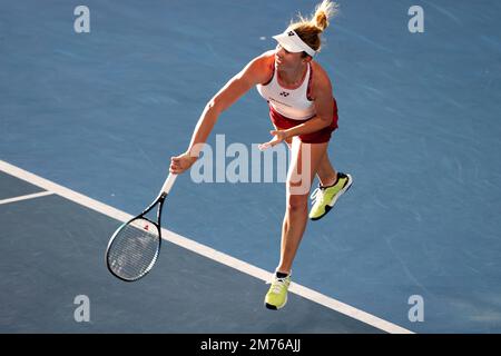 Adelaide, Australien, 7. Januar 2023. Linda Noskova aus der Tschechischen Republik spielt den Ball während des internationalen Tennisspiels von Adelaide zwischen Ons Jabeur aus Tunesien und Linda Noskova aus der Tschechischen Republik auf dem Memorial Drive am 07. Januar 2023 in Adelaide, Australien. Kredit: Peter Mundy/Speed Media/Alamy Live News Stockfoto