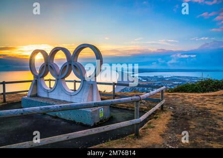 Steinskulptur der Olympischen Ringe auf der Isle of Portland mit Blick auf Weymouth und Chesil Beach Stockfoto