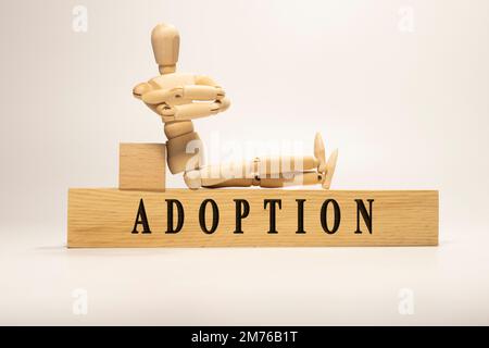 Die Adoption stand auf der Holzfläche. Holzkonzept. Stockfoto