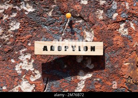 Die Adoption stand auf der Holzfläche. Holzkonzept. Stockfoto