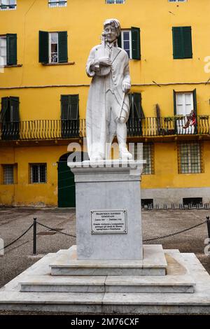 Statue, Denkmal, Francesco Saverio Geminiani, italienischer Geiger, Komponist, Und Musiktheoretiker, Piazza Guidiccioni, Lucca, Italien. Stockfoto