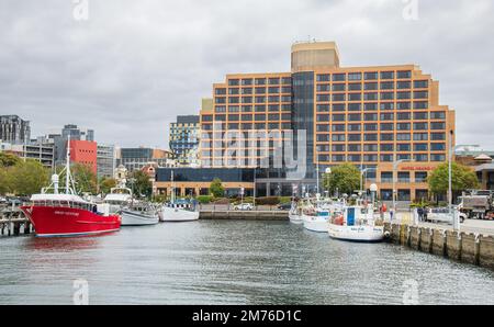 HOBART, TASMANIEN, AUSTRALIEN. 06. März 2022. Boote liegen im Victoria Dock, Tasmanien, mit dem Hotel Grand Chancellor Hobert in der Nähe. Stockfoto