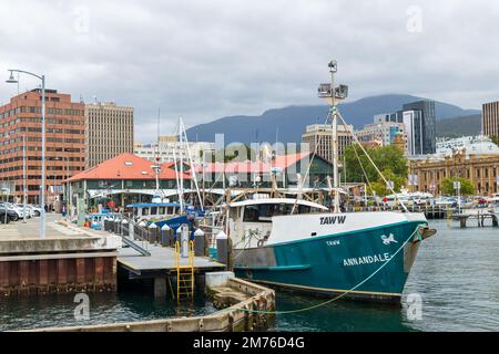 HOBART, TASMANIEN, AUSTRALIEN. 06. März 2022. Das Fischereifahrzeug legte an einem bedeckten Tag im Victoria Dock an, mit Mount Wellington in der Ferne. Stockfoto