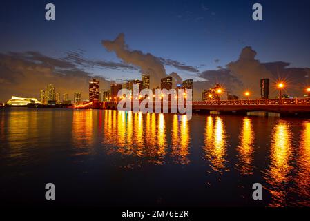 Panoramafoto von Miami bei Nacht. Bayside Marketplace Miami Downtown hinter MacArthur Causeway vom Venetian Causeway. Stockfoto