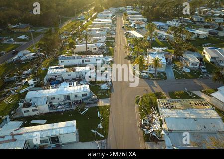 Schwer beschädigte Häuser nach Hurrikan Ian im Wohngebiet Florida. Folgen von Naturkatastrophen Stockfoto