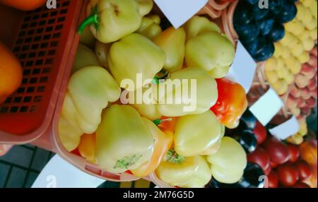 Obst und Gemüse auf der Markttheke Stockfoto