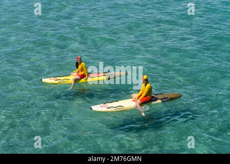 Adelaide, Australien. 8 . Januar 2023 . Surf- und Rettungsschwimmer üben an einem heißen Tag in Adelaide auf Surfbrettern, da die Temperaturen voraussichtlich 34degrees grad celsius erreichen werden. Kredit: amer Ghazzal/Alamy Live News Stockfoto