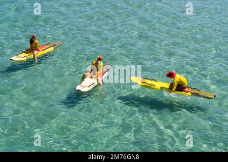 Adelaide, Australien. 8 . Januar 2023 . Surf- und Rettungsschwimmer üben an einem heißen Tag in Adelaide auf Surfbrettern, da die Temperaturen voraussichtlich 34degrees grad celsius erreichen werden. Kredit: amer Ghazzal/Alamy Live News Stockfoto