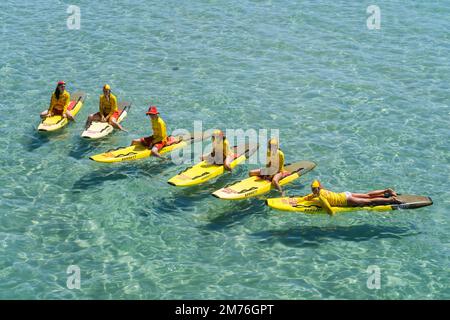 Adelaide, Australien. 8 . Januar 2023 . Surf- und Rettungsschwimmer üben an einem heißen Tag in Adelaide auf Surfbrettern, da die Temperaturen voraussichtlich 34degrees grad celsius erreichen werden. Kredit: amer Ghazzal/Alamy Live News Stockfoto