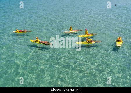 Adelaide, Australien. 8 . Januar 2023 . Surf- und Rettungsschwimmer üben an einem heißen Tag in Adelaide auf Surfbrettern, da die Temperaturen voraussichtlich 34degrees grad celsius erreichen werden. Kredit: amer Ghazzal/Alamy Live News Stockfoto