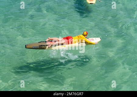 Adelaide, Australien. 8 . Januar 2023 . Surf- und Rettungsschwimmer üben an einem heißen Tag in Adelaide auf Surfbrettern, da die Temperaturen voraussichtlich 34degrees grad celsius erreichen werden. Kredit: amer Ghazzal/Alamy Live News Stockfoto