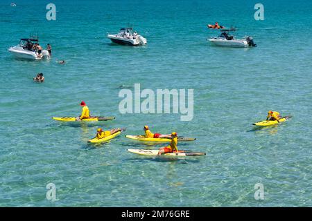 Adelaide, Australien. 8 . Januar 2023 . Surf- und Rettungsschwimmer üben an einem heißen Tag in Adelaide auf Surfbrettern, da die Temperaturen voraussichtlich 34degrees grad celsius erreichen werden. Kredit: amer Ghazzal/Alamy Live News Stockfoto