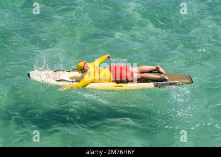 Adelaide, Australien. 8 . Januar 2023 . Surf- und Rettungsschwimmer üben an einem heißen Tag in Adelaide auf Surfbrettern, da die Temperaturen voraussichtlich 34degrees grad celsius erreichen werden. Kredit: amer Ghazzal/Alamy Live News Stockfoto