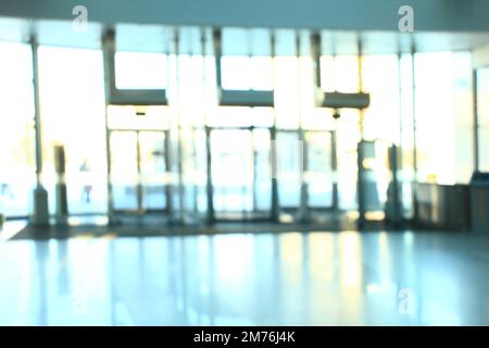 Verschwommenes Bild einer geräumigen Lobby in einem modernen Bürogebäude. Stockfoto