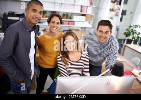 Stolz darauf, ein dynamisches Team zu sein. Ein junges Team von Designprofis, das ein Meeting abhält. Stockfoto
