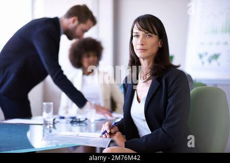 Die Arbeit mit Teamwork erledigen. Eine Gruppe von Geschäftskollegen trifft sich im Sitzungssaal. Stockfoto