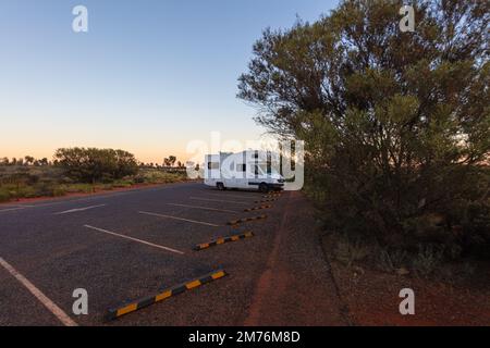 Outback, Australien - 12. November 2022: Wohnmobil auf Roadtrip. Leute auf Reisen Urlaubsabenteuer. Touristen im Mietwagen Wohnmobil Road Trip Stockfoto