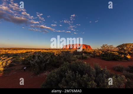 Outback, Australien - 12. November 2022: Sonnenaufgang am Majestic Uluru oder Ayers Rock im Northern Territory, Australien. Der rote Stein im Zentrum Stockfoto