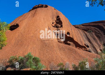 Outback, Australien - 12. November 2022: Blick aus nächster Nähe auf rote Sandsteinfelsen im Zentrum von Australien. Der Uluru oder Ayers Rock im nördlichen Terri Stockfoto