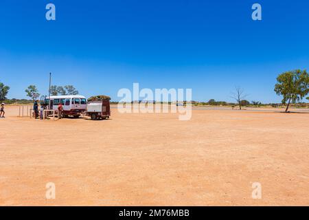 Outback, Australien - 12. November 2022: Wohnmobil auf Roadtrip. Leute auf Reisen Urlaubsabenteuer. Touristen im Mietwagen Wohnmobil Road Trip Stockfoto