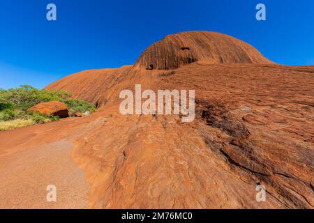Outback, Australien - 12. November 2022: Blick aus nächster Nähe auf rote Sandsteinfelsen im Zentrum von Australien. Der Uluru oder Ayers Rock im nördlichen Terri Stockfoto
