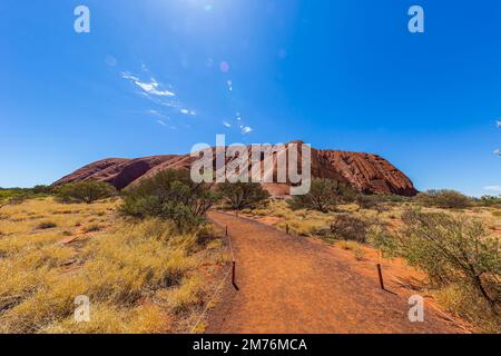 Outback, Australien - 12. November 2022: Sonnenaufgang am Majestic Uluru oder Ayers Rock im Northern Territory, Australien. Der rote Stein im Zentrum Stockfoto