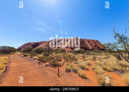 Outback, Australien - 12. November 2022: Blick aus nächster Nähe auf rote Sandsteinfelsen im Zentrum von Australien. Der Uluru oder Ayers Rock im nördlichen Terri Stockfoto