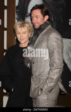 Deborra-Lee Furness und Hugh Jackman nehmen am 22. März 2009 an der Eröffnungsnacht von „God of Carnage“ im Bernard B. Jacobs Theatre in New York City Teil. Foto: Henry McGee/MediaPunch Stockfoto