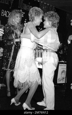 Barbara Mandrell und Tammy Wynette auf der Party für Barbara Mandrells Konzert am 28. Februar 1986 im Sheraton Premiere Hotel in Los Angeles, Kalifornien Gutschrift: Ralph Dominguez/MediaPunch Stockfoto