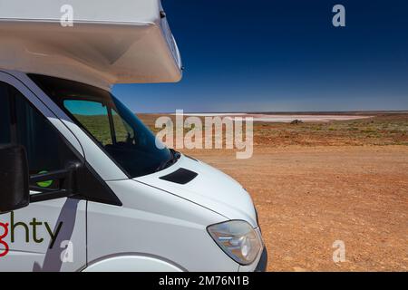 Outback, Australien - 12. November 2022: Wohnmobil auf Roadtrip. Leute auf Reisen Urlaubsabenteuer. Touristen im Mietwagen Wohnmobil Road Trip Stockfoto
