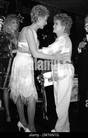 Barbara Mandrell und Tammy Wynette auf der Party für Barbara Mandrells Konzert am 28. Februar 1986 im Sheraton Premiere Hotel in Los Angeles, Kalifornien Gutschrift: Ralph Dominguez/MediaPunch Stockfoto