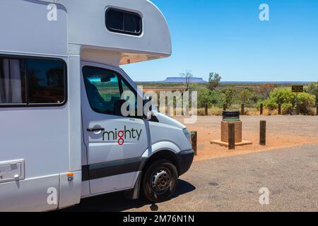 Outback, Australien - 12. November 2022: Wohnmobil auf Roadtrip. Leute auf Reisen Urlaubsabenteuer. Touristen im Mietwagen Wohnmobil Road Trip Stockfoto