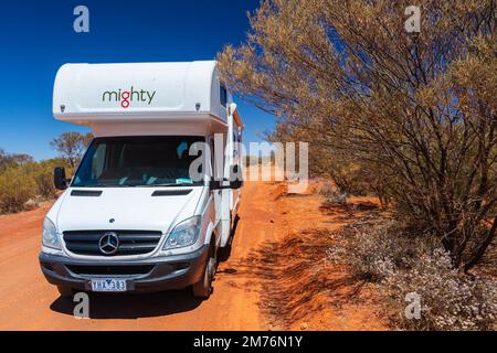 Outback, Australien - 12. November 2022: Wohnmobil auf Roadtrip. Leute auf Reisen Urlaubsabenteuer. Touristen im Mietwagen Wohnmobil Road Trip Stockfoto