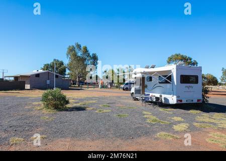 Outback, Australien - 12. November 2022: Wohnmobil auf Roadtrip. Leute auf Reisen Urlaubsabenteuer. Touristen im Mietwagen Wohnmobil Road Trip Stockfoto