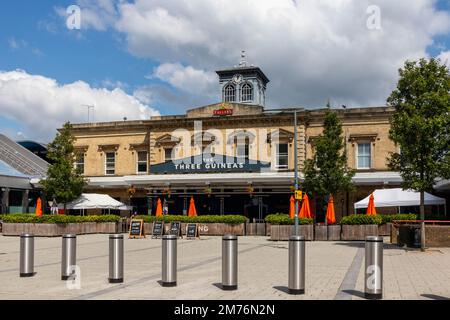 Der Three Guineas Pub, ehemals Reading Bahnhof. Berkshire, England, Großbritannien Stockfoto