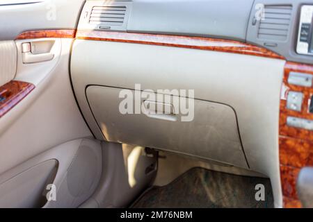 Handschuhfach in einem Auto mit beigefarbenem Innenraum. Stockfoto