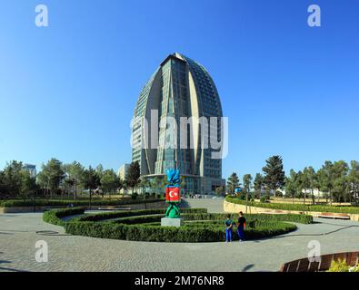 Baku. Aserbaidschan. 10.09.2016 Jahr. Wunderschöner Lovers Park und Trump Hotel. Stockfoto