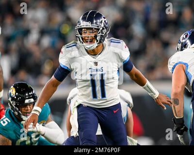 Jacksonville, Florida, USA. 7. Januar 2023. Tennessee Titans Quarterback Joshua Dobbs (11) während eines Spiels gegen die Jacksonville Jaguars in Jacksonville, FL. Romeo T Guzman/CSM/Alamy Live News Stockfoto